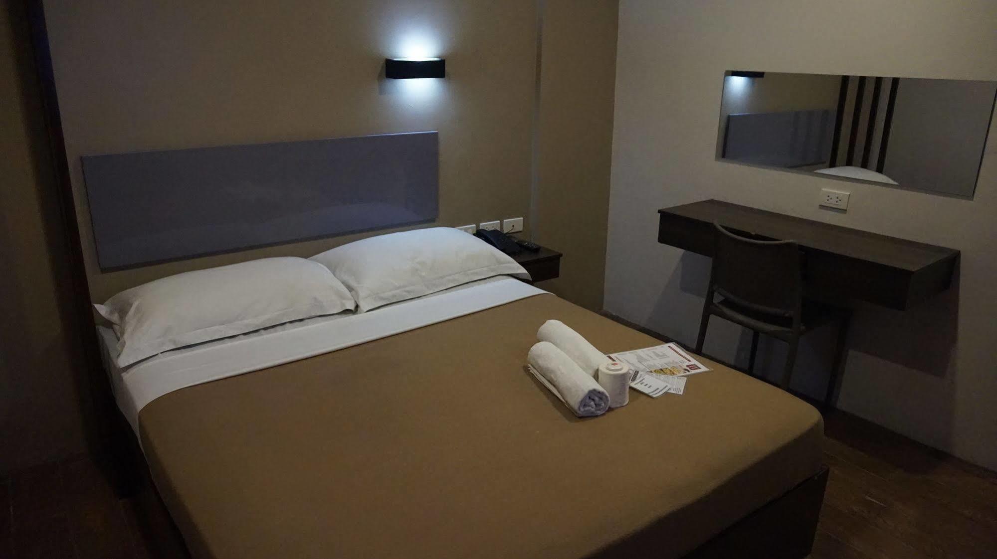 Oyo 637 Fox Hotel Quezón by Eksteriør bilde