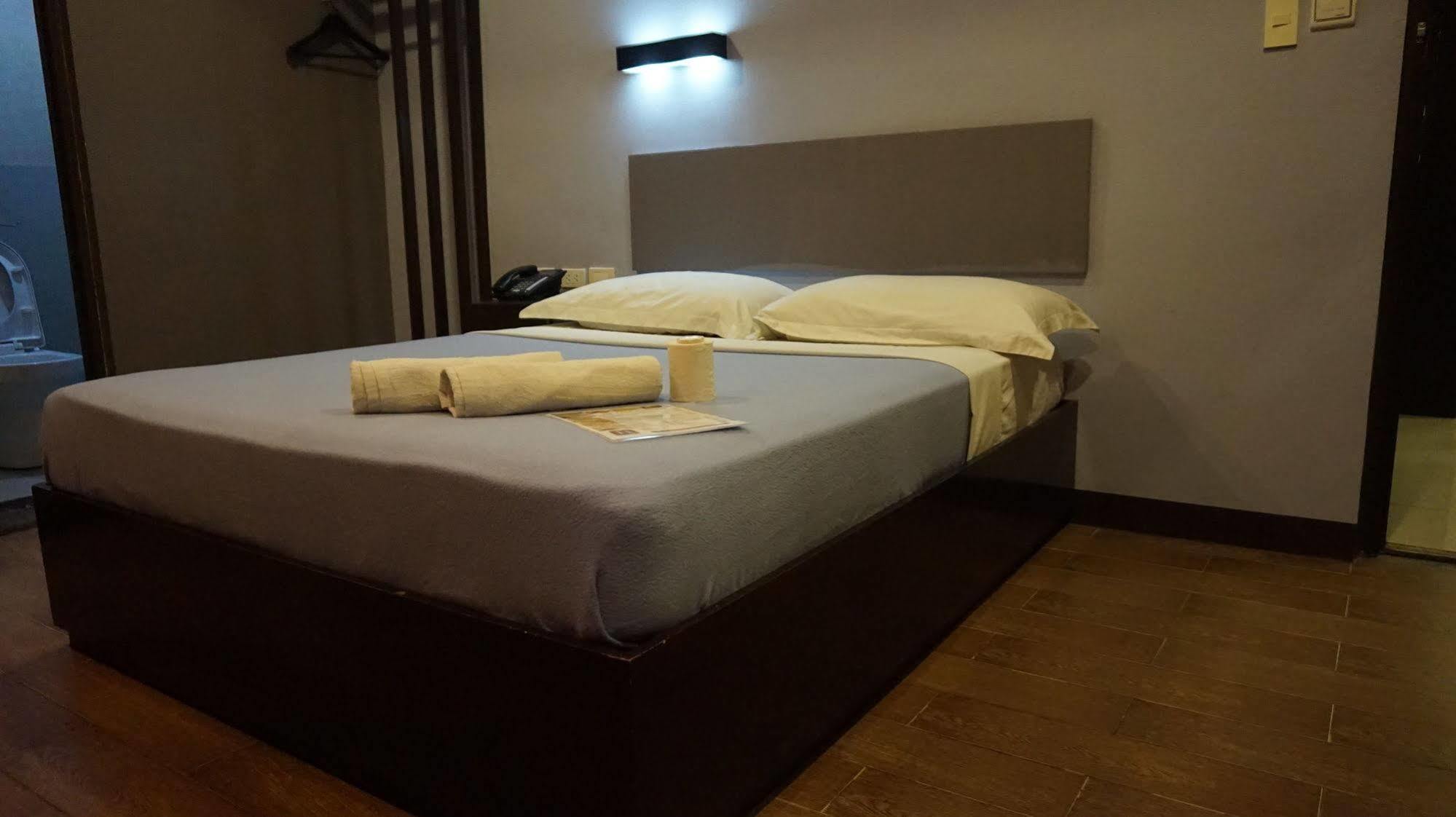Oyo 637 Fox Hotel Quezón by Eksteriør bilde