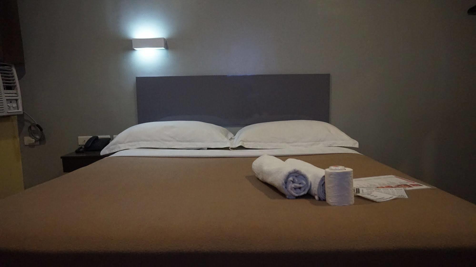 Oyo 637 Fox Hotel Quezón by Eksteriør bilde